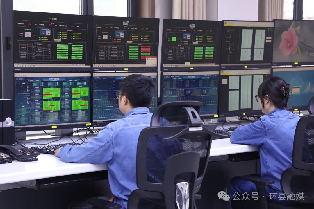 中控室工作人员实时监控各场点数据 (2).jpg